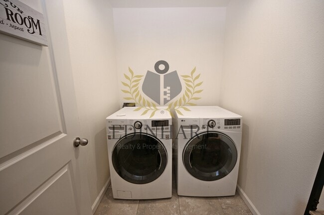 Building Photo - 893 Fir St W