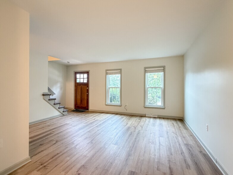 Building Photo - 425 Deerfield Dr