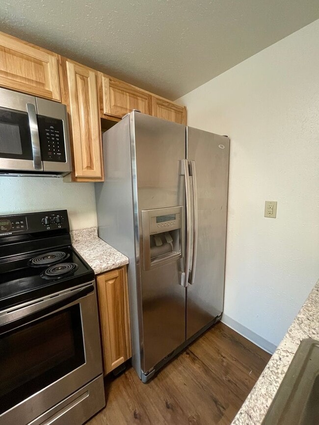 Building Photo - Awesome studio apt downtown with full kitc...