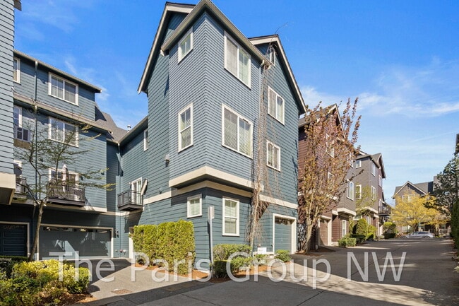 Building Photo - Stylish Model Hm in Issaquah Highlands * Park-Facing, EV Charger, Designer Upgrades & Very Walkable!