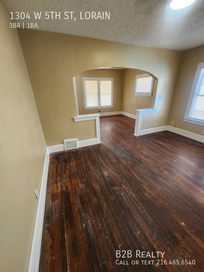 Building Photo - 1304 W 5th St