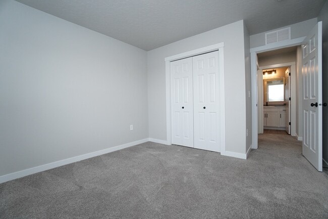 Building Photo - 1512 W Cub River Dr