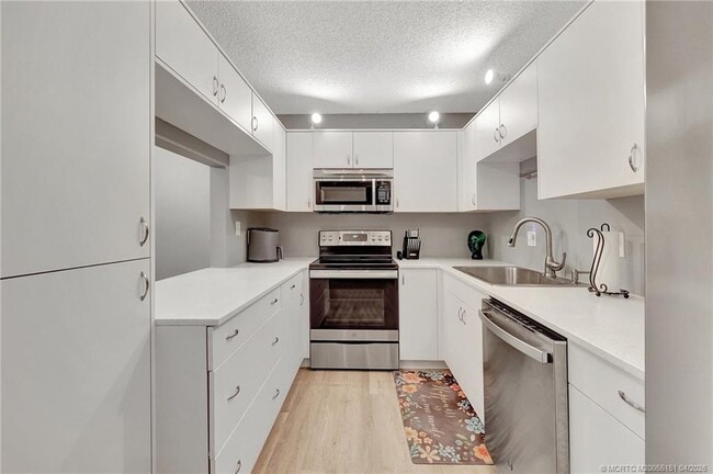 Building Photo - 1965 SW Silver Pine Way