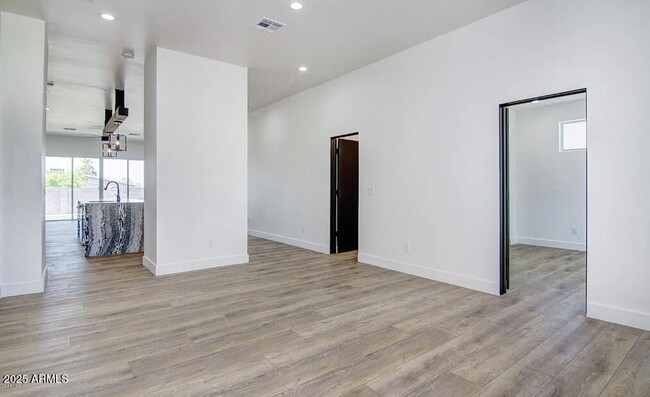 Building Photo - 7748 N 13th Pl