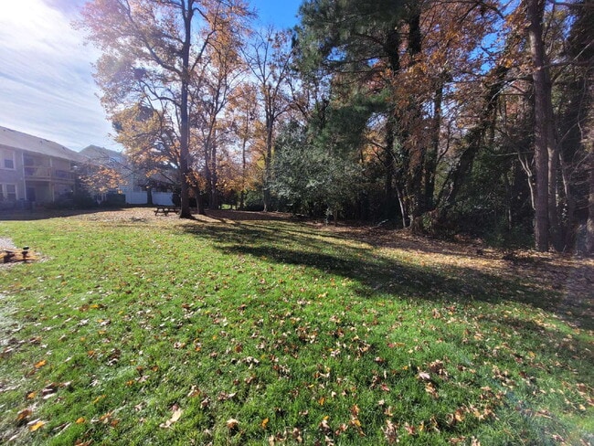 Building Photo - 2 Bedroom Condo Near Chicks Beach!