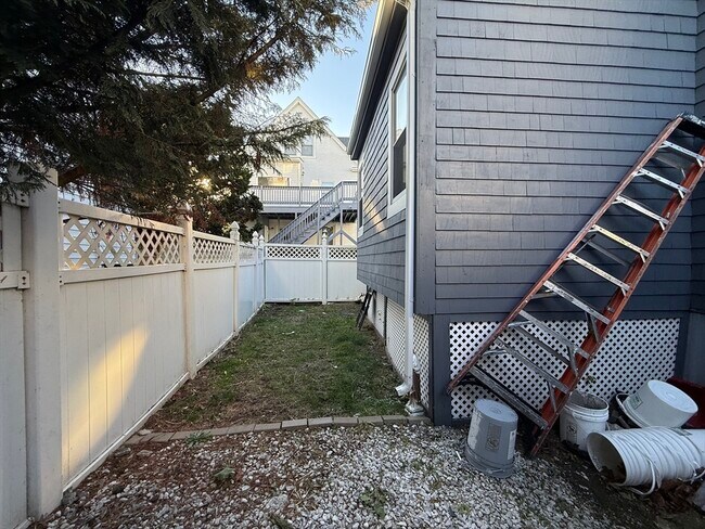 Building Photo - 11 Forrest St