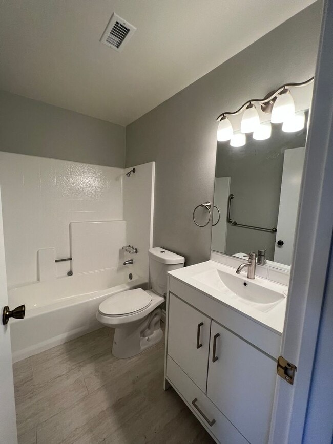 Building Photo - 3 bed, 2 1/2 bath Thousand Oaks Townhome