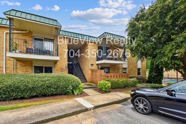 Building Photo - 4735 Hedgemore Dr