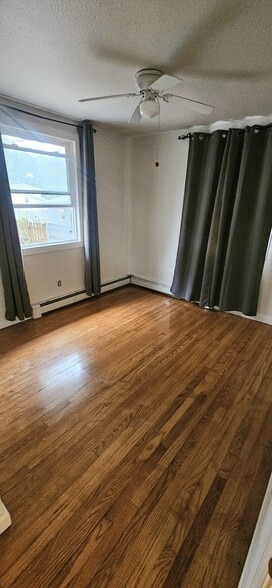 3rd bedroom - 1045 Oxford Ct