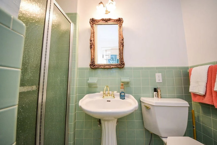 master bath - 2506 Elm Dr NE