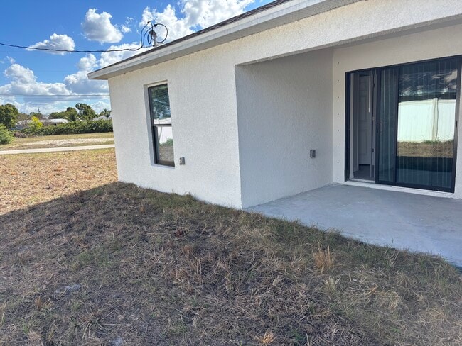 Building Photo - 1045 SE 11th Terrace