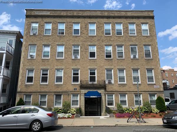 Building Photo - 170 Kelton St