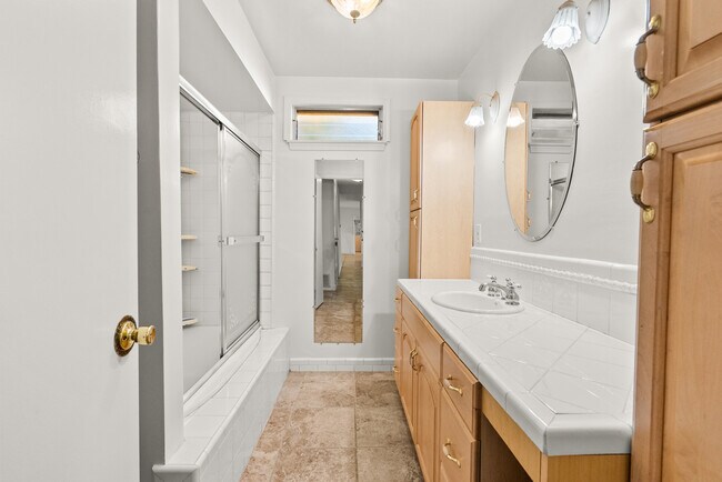 Building Photo - 10561 Alskog St