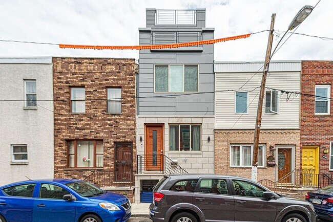 Building Photo - Four Bed Point Breeze Home