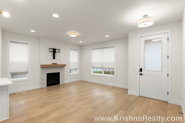 Building Photo - 4227 SE Reed Dr