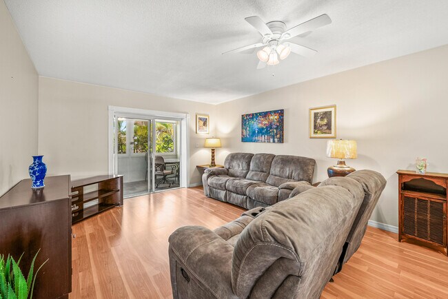 Building Photo - 2615 NE 1st Ct