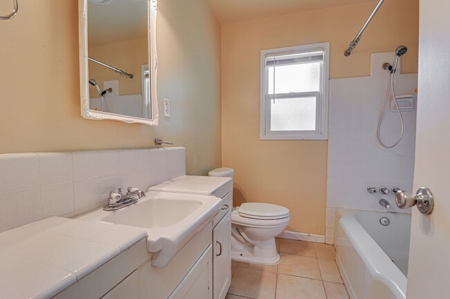 Building Photo - 4+2 Downtown Truxtun Ave Charm!