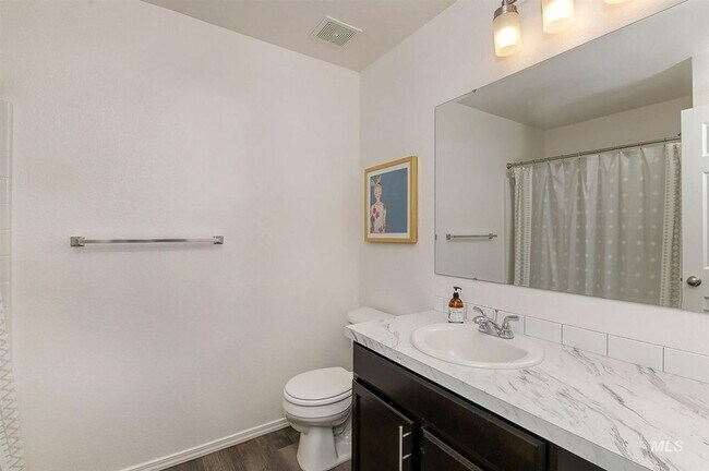 Building Photo - Large 5 Bedroom 3 Bath Home in Meridian _ Dog Friendly!