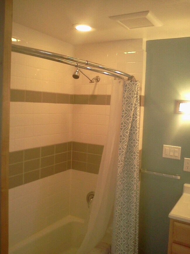 Building Photo - 1002 E Victor St