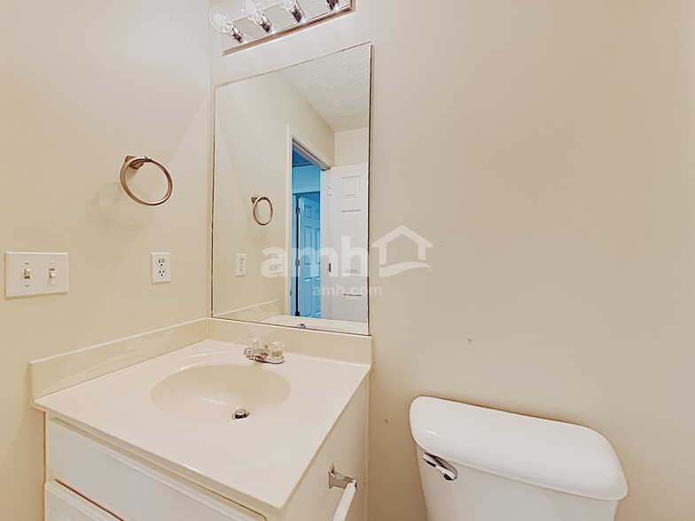 Building Photo - 327 Meadows Ln