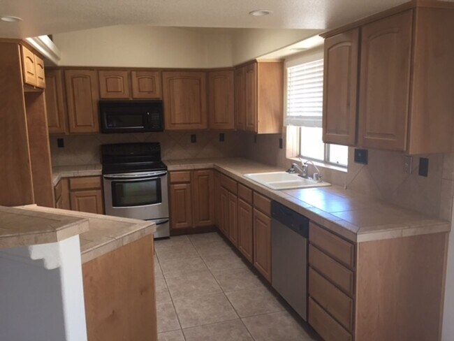 Building Photo - Valle Vista home, just outside of Kingman ...