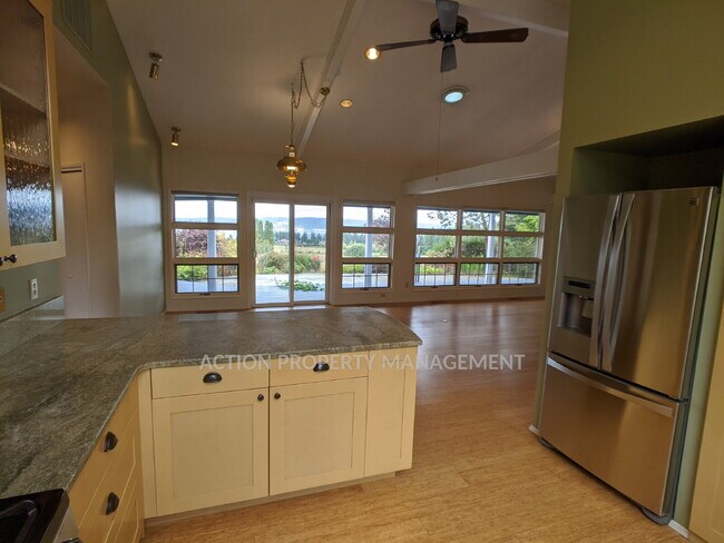 Building Photo - 3 bed 3 bath on 4.8 acres w/ beautiful water view