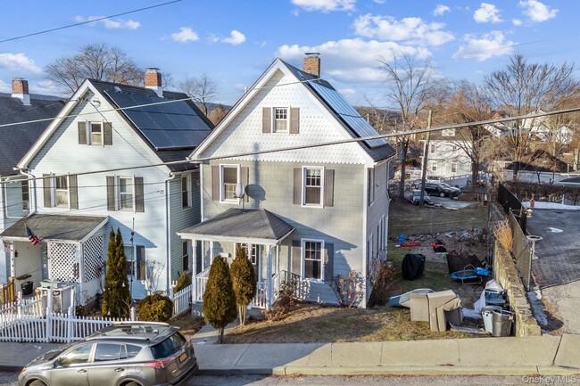 Building Photo - 983 Warren Ave