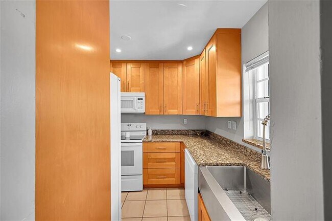 Building Photo - 1400 NE 55th St