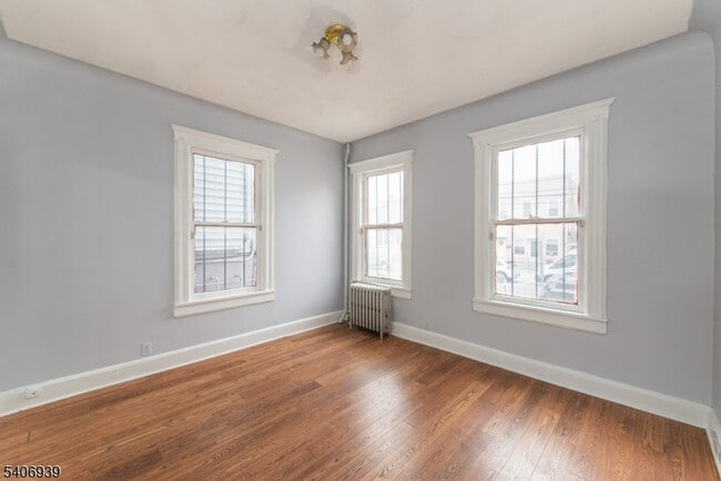 Building Photo - 92 Mallory Ave