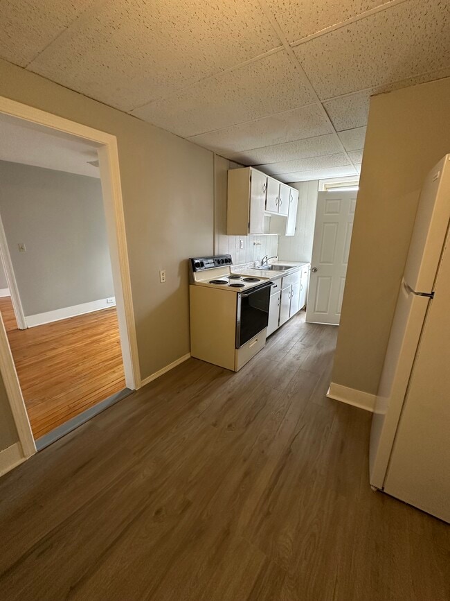 Building Photo - 156 Main St