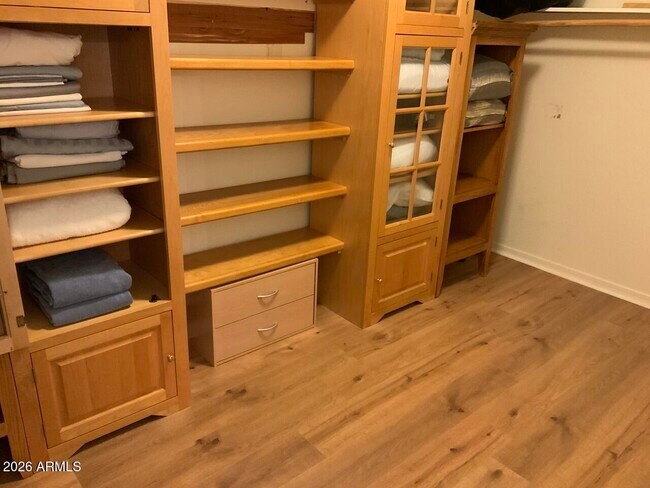 Building Photo - 2114 E Aire Libre Ave