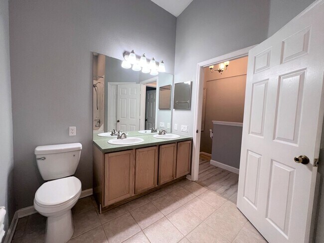 Building Photo - 2/2.5 in Chase Townhomes