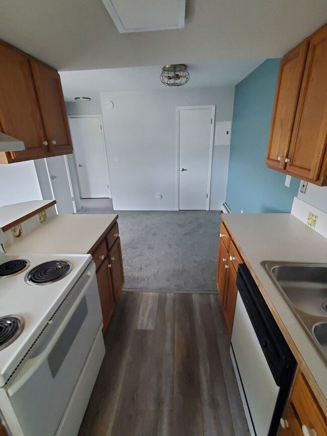 Building Photo - Recently Updated and Spacious 1B / 1B Available for June!