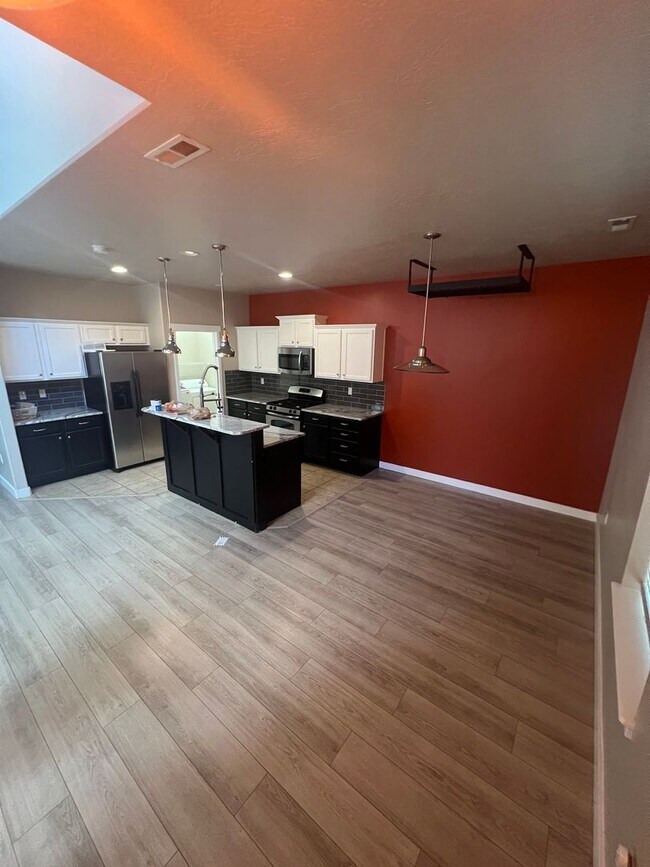 Building Photo - Awesome Townhome End-unit in South Jordan