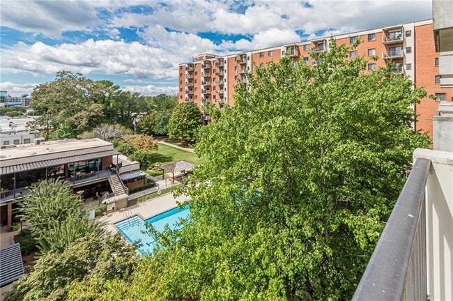 Building Photo - 300 Johnson Ferry Rd