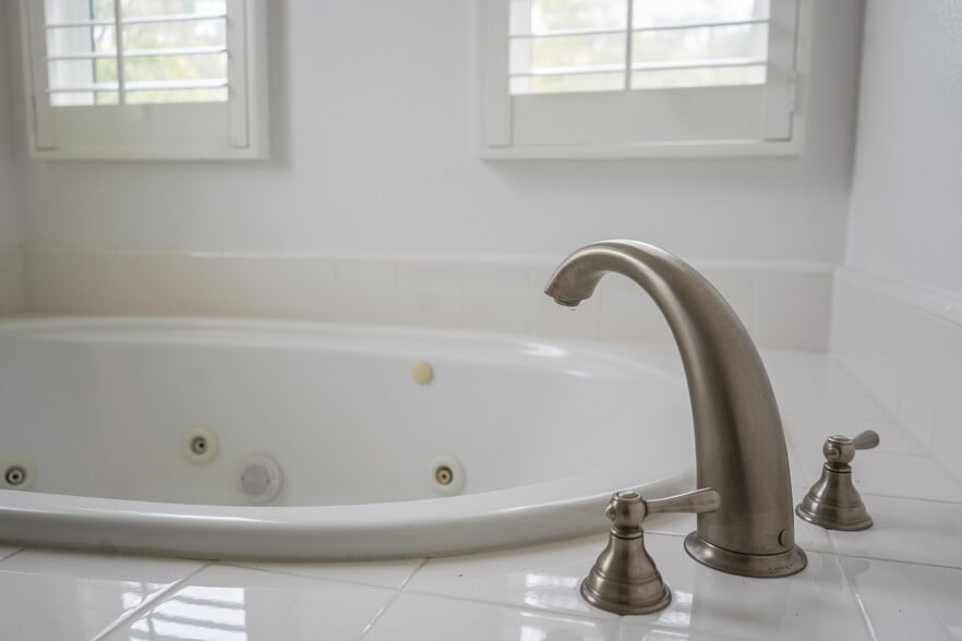 master tub - 1882 Shadetree Dr