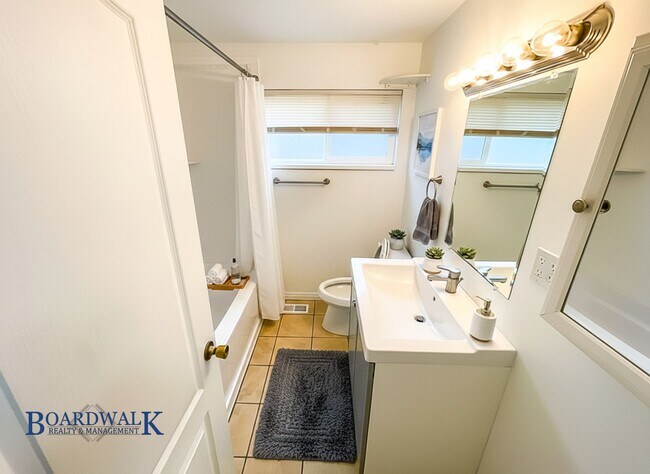 Building Photo - Charming Brick Rambler