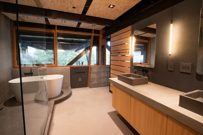 Building Photo - Architectural gem