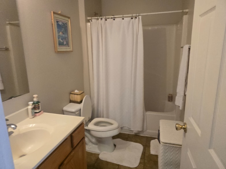 Building Photo - 3200 Riverhead Dr