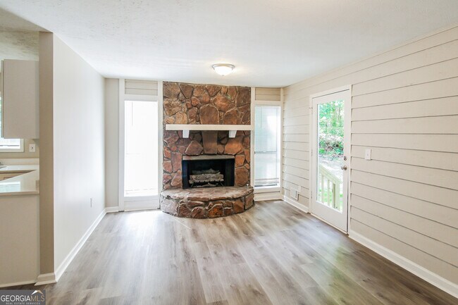 Building Photo - 6231 Willowbrook Dr