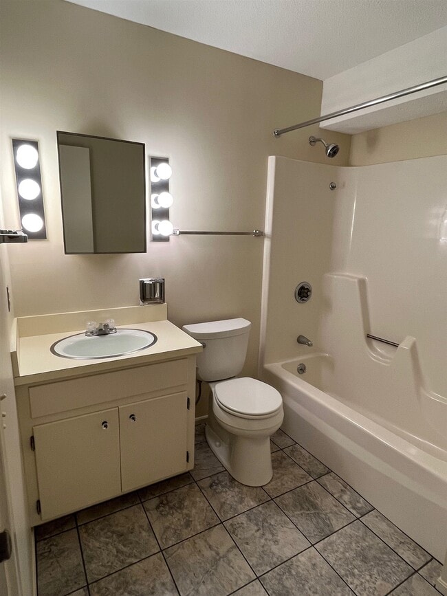 Building Photo - 1 Pine St