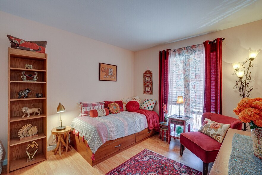 Building Photo - 5474 Roundtree Pl