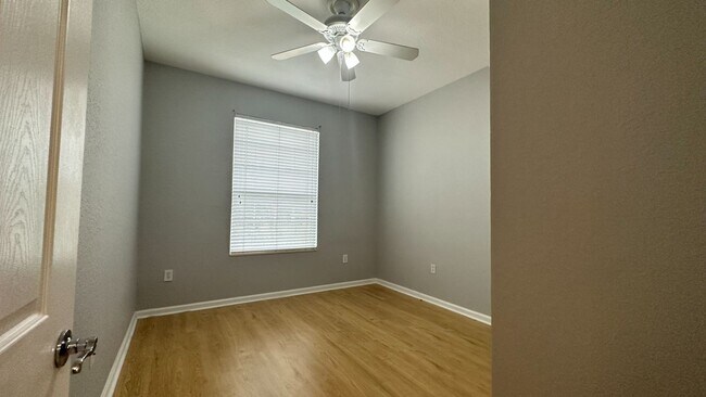 Building Photo - Vista Lakes