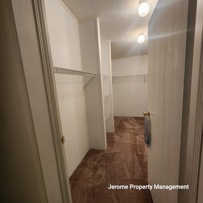 Building Photo - 5924 Vanco Dr