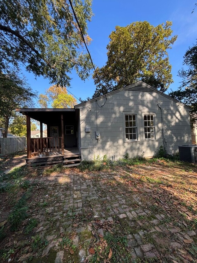 Building Photo - Charming Broadmoor Home