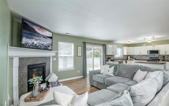 Building Photo - Large 3 bedroom pet friendly home at a gre...