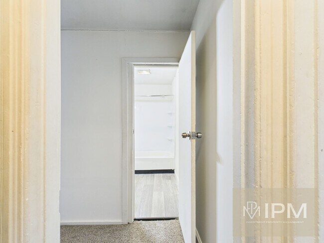 Building Photo - Charming 3 Bedroom, 1 Bath Home in Northeastern Schools!