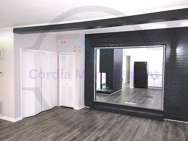 Building Photo - 3 bedroom 1.5  bath in East Point, GA