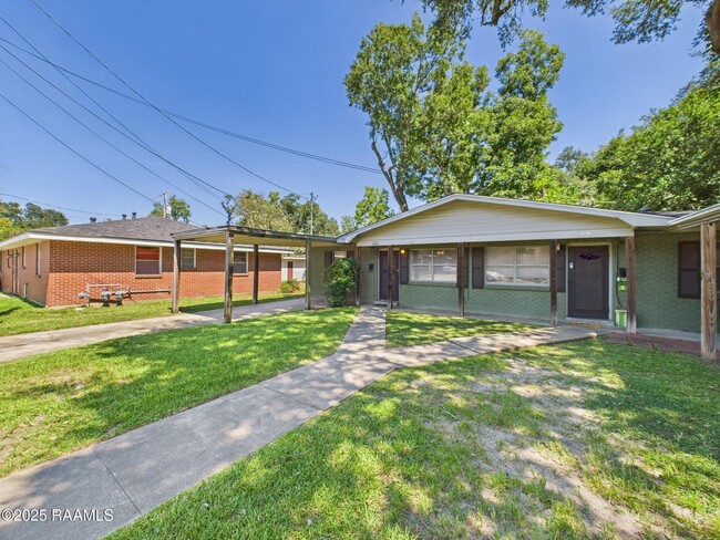 Building Photo - 1618 W St Mary Blvd