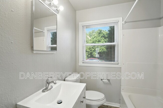 Building Photo - 1126 Searles Rd